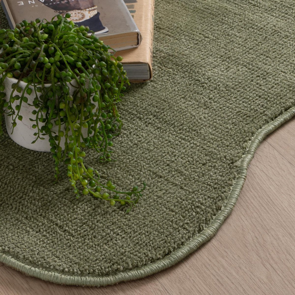 Ollie Scalloped Irregular Runner Green